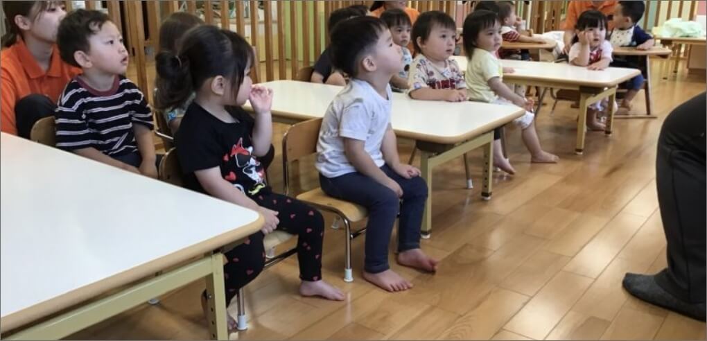 絵本を読む保育士